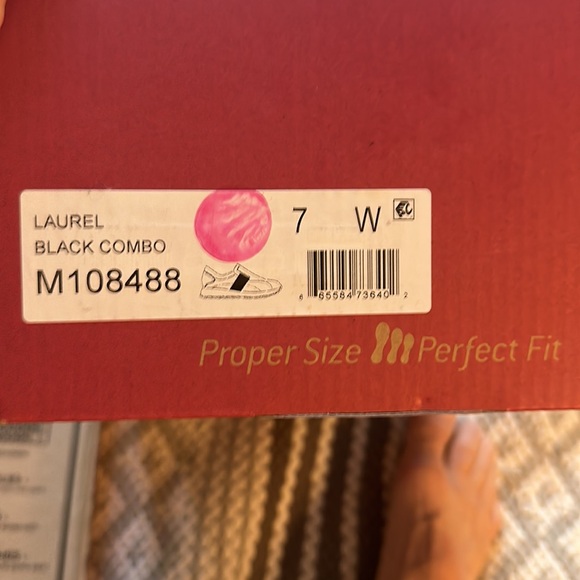 NIB $230 Munro Laurel Black Leather Sleek Slip On Sneakers women size 7 W - Picture 6 of 8